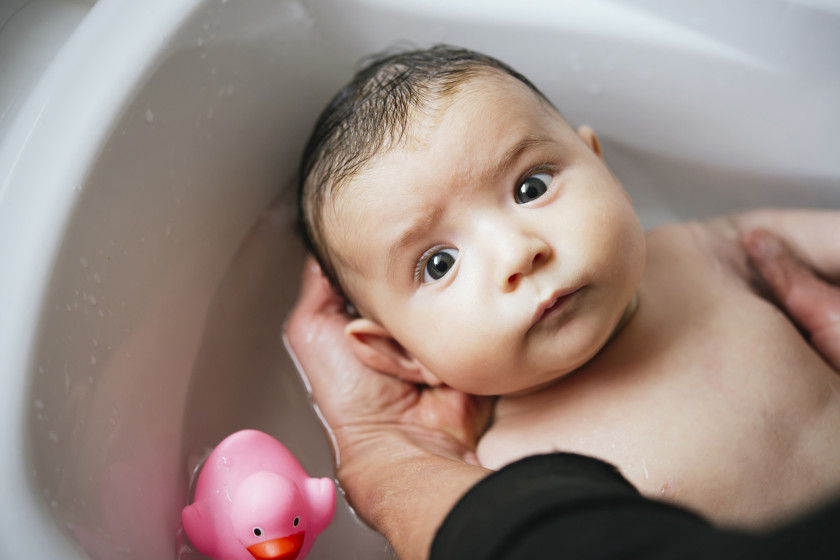 Как купать ребенка в 1 месяц. Приспособления для купания новорожденных. Процесс купания новорожденного