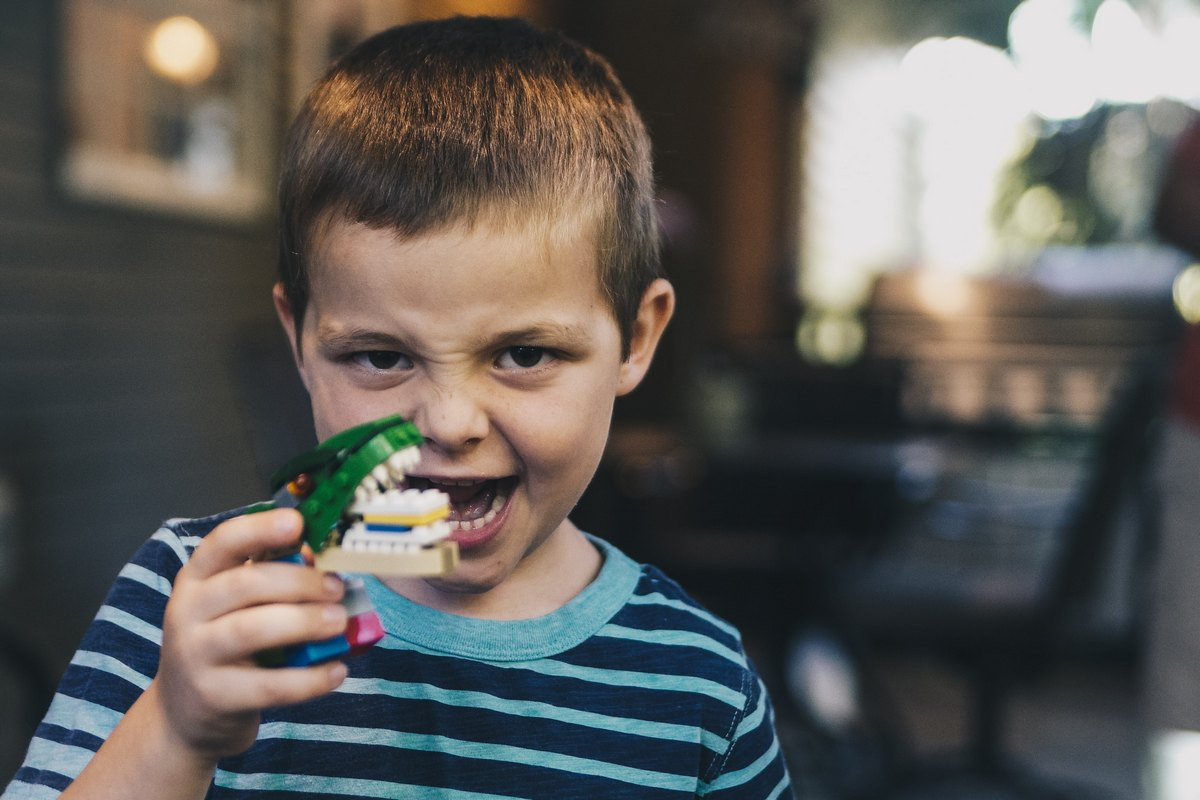 Почему ребенок скрипит зубами — причины