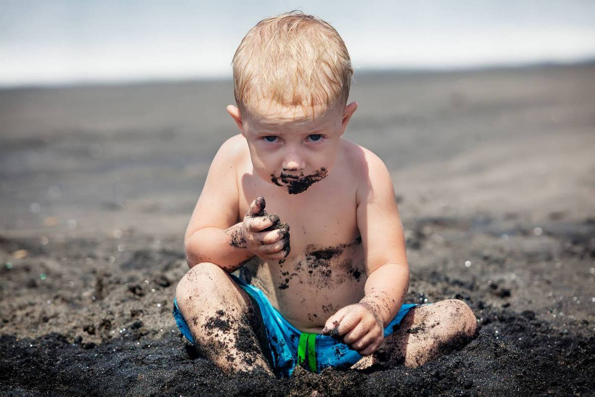 Почему ребенок ест песок?